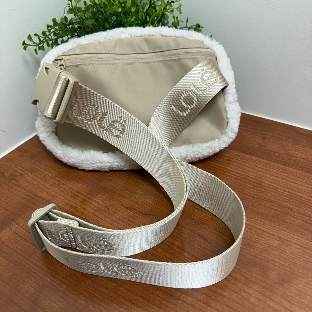 LOLE FLEECE CROSSBODY BELT BAG color Ivory NWOT GREAT GIFT IDEA - Picture 3 of 7